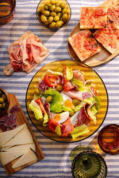 Catalan salad with cured meats and fresh vegetables