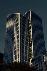 Obraz premium Urban cityscape at sunset with modern architecture and skyline