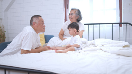 Obraz premium Before putting the kids to bed, grandparents, and kid unwind and play