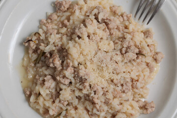 piatto italiano fatto in casa di risotto con carne