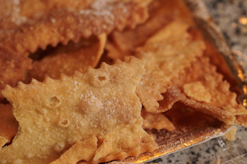 vista macro di un piatto di chiacchiere, dolce secco tradizionale italiano del periodo di carnevale
