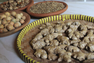Traditional Sun-Dried Ginger and Spices on Woven Bamboo Tray – Herbal Ingredients Concept