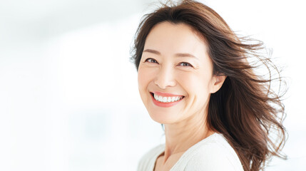 女性のロングヘアと明るい笑顔が印象的なポートレート