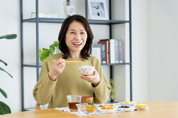 食事をするミドルの女性