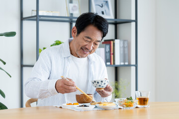 ご飯を食べるミドルの男性