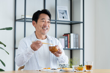 ご飯を食べるミドルの男性