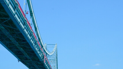 Obraz premium Low angle profile of pedestrian bridge showing minimalist steel frame architecture