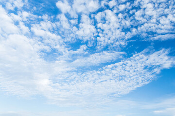6月の空　朝の青空に白い雲16