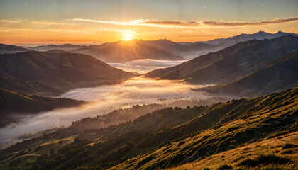 Le lever du soleil dans les montagnes