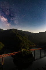 星空と奥大井湖上駅