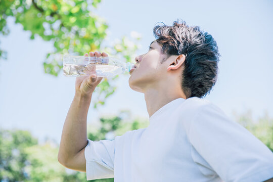 young man drinking water
young woman drinking water
若い男性がペットボトルの水を飲む
