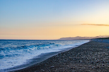 夕暮れの石浜と静かな海岸線