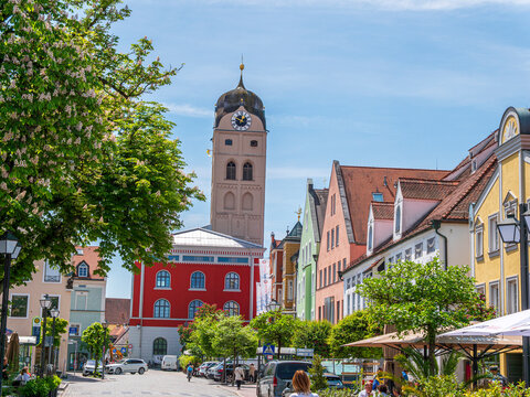 Lange Zeile mit Schrannenhalle und Kirche St. Johannes, Erding, Bayern, Deutschland, Europa