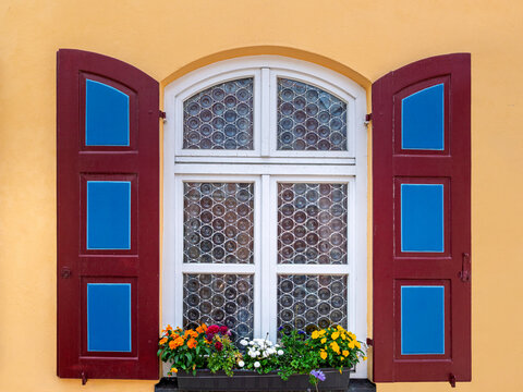 Altes Fenster mit Bleiverglassung unt bunten Fensterl&auml;den, Erding, Bayern, Deutschland, Europa