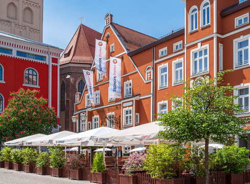 Gasthaus mit Biergarten Erdinger Weissbr&auml;u, Lange Zeile , Erding, Bayern, Deutschland, Europa