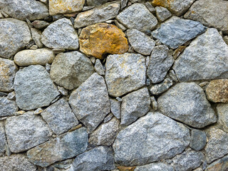 Alte Steinmauer aus Natursteinen, Feldsteinen