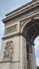 Obraz premium Low angle view of the Arc de Triomphe in Paris with detailed carvings