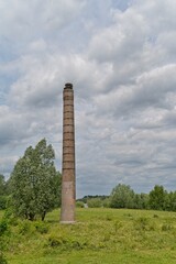 Obraz premium Of the stone factory De Lagewaard, built in 1910, only the chimney has been preserved. At the top of the chimney is a stork's nest.