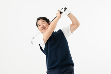 アイアンでスイングするミドルの男性　ゴルフ