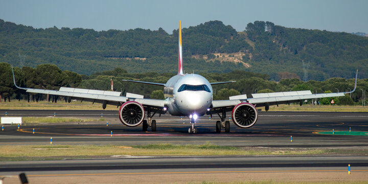 Avi&oacute;n de l&iacute;nea moderno Airbus A321neo de la aerol&iacute;nea espa&ntilde;ola Iberia Espress en el aeropuerto de Madrid Barajas con matr&iacute;cula EC-OAU.