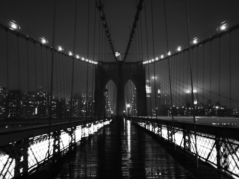 Fototapeta Artistic black and white photograph of the Brooklyn Bridge in New York City, highlighting its architectural structure and timeless atmosphere 