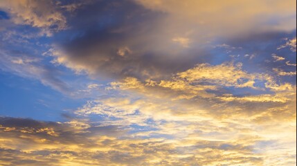Obraz premium Serene Golden Dusk Blue Cloudy Sky Background – Warm-Cool Color Harmony, Soft Cloud Glows, Tranquil Evening Atmosphere