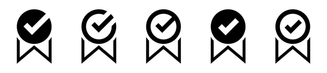 Conjunto de iconos de insignias de aprobación. Validación, garantía, éxito, logro y aceptación. Visto positivo en emblemas circulares, sellos decorativos. Ilustración vectorial