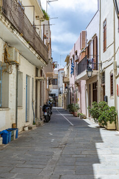Fototapeta A Mediterranean old town. Historic buildings stand in narrow streets. Daytime city view in Rethymno, Crete, Greece