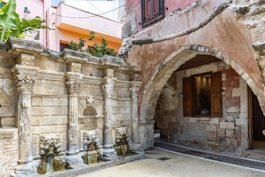 Fototapeta A Mediterranean old town. Historic buildings stand in narrow streets. Daytime city view in Rethymno, Crete, Greece