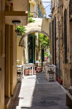Fototapeta A Mediterranean old town. Historic buildings stand in narrow streets. Daytime city view in Rethymno, Crete, Greece