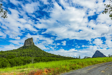 Landstrasse zum Mount Coonowrin m Glass House Mountains National Park