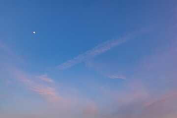 夕空と月