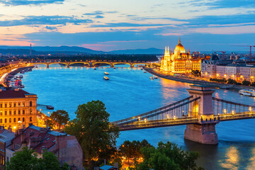 Fototapeta premium Famous Chain Bridge of Budapest, view on the main landmarks of Hungary, beautiful night lights
