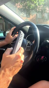 Conducir usando tel&eacute;fono m&oacute;vil infracci&oacute;n ley de tr&aacute;fico. Seguridad vial accidente tr&aacute;fico 