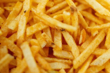 Golden Fried Potato Chips Close-Up with Crispy Texture. Crispy Snack Pile – Detailed View of Salted Potato Chips. Tasty Crunch – Close-Up of Freshly Fried Potato Chips