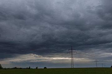Obraz premium Landschaftsaufnahme mit schönen Regenwolken und grünen Feldern.
