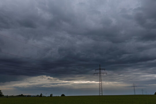 Landschaftsaufnahme mit sch&ouml;nen Regenwolken und gr&uuml;nen Feldern.