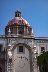 Detalles superior del Templo de Santa Rosa de Viterbo, Queretaro, México. Cupula color terracota. Detalles pintados artesanalmente. Barroco queretano, arquitectura colonial mexicana.