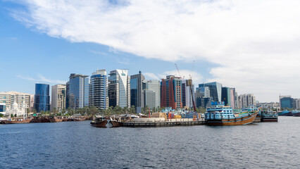 Obraz premium Buildings and traditional wooden boats on Dubai Creek, United Arab Emirates