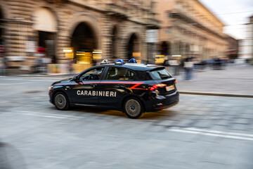 Carabinieri. Patrol policja włoska na służbie w mieście. Polizia 