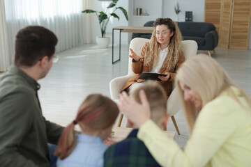 Obraz premium Family having consultation with psychologist in office, selective focus