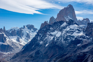 Montanhas nevadas com Fitz-Roy ao fundo - Patagonia Argentina