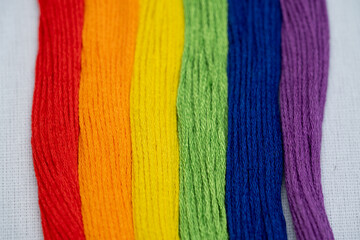 madejas de hilo acomodadas con colores del arcoíris