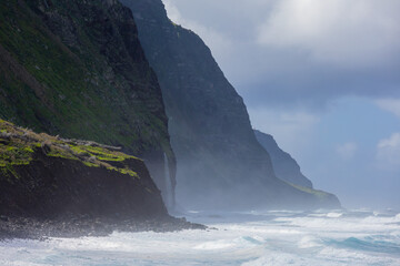 Krajobraz nadmorski z klifami, plażą i oceanem pod niebieskim niebem z chmurami, Achadas da Cruz, Madera, tło do pojektu © anettastar