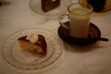 ケーキと抹茶ラテが並ぶナチュラルカフェのティータイムセット

