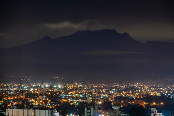 Obraz premium Silueta del Volcán Iztaccíhuatl y ciudad de Puebla