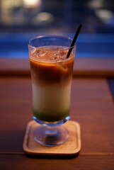 グラデーションが美しい抹茶ラテとミルクのアイスドリンク

