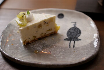 キウイとクリームが彩る爽やかなチーズケーキの一切れ


