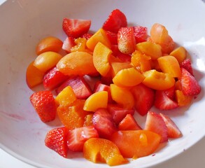 Obstteller mit Erdbeeren und Aprikosen