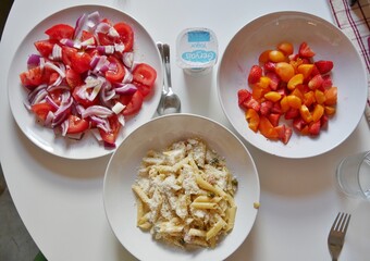 Gesundes Essen in Tellern von oben